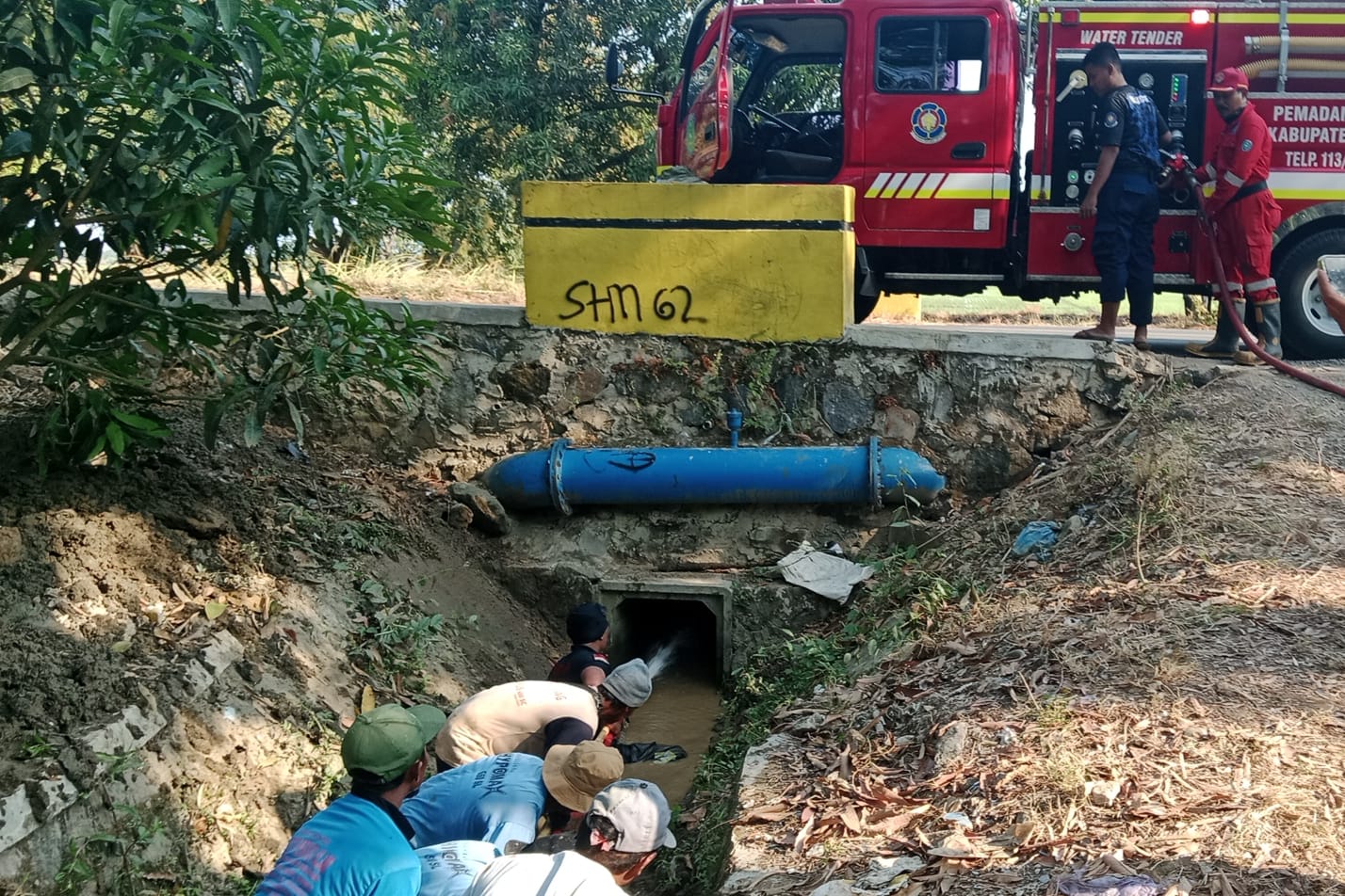 Pasokan Air Tersumbat, Damkar Indramayu Bantu Petani Lobener Lor 