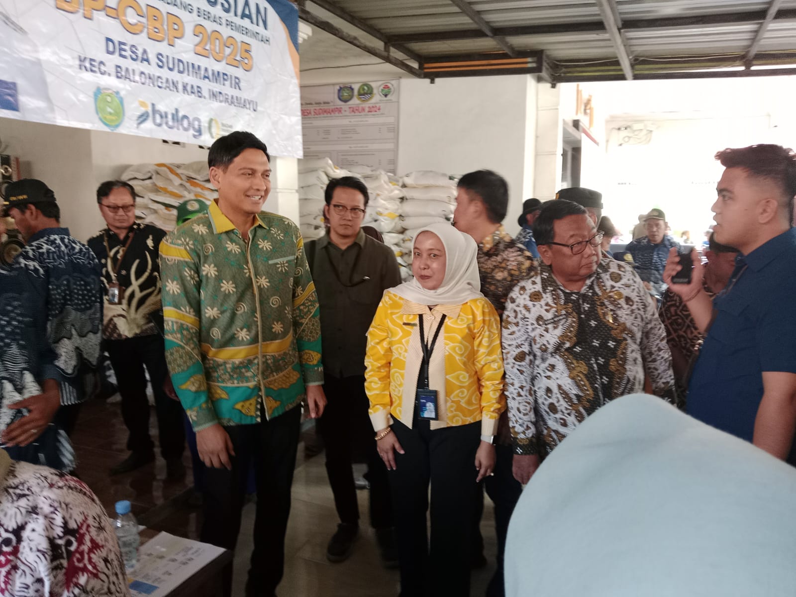 Bersama Bulog, Bupati Lucky Pastikan Penyaluran Bantuan Pangan berjalan Lancar