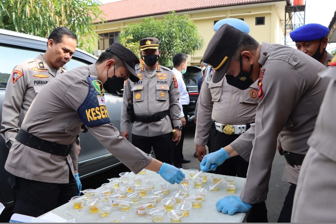 Tes Urine  Dadakan di Propam Mako Polresta Cirebon, Semua Negatif Narkoba 
