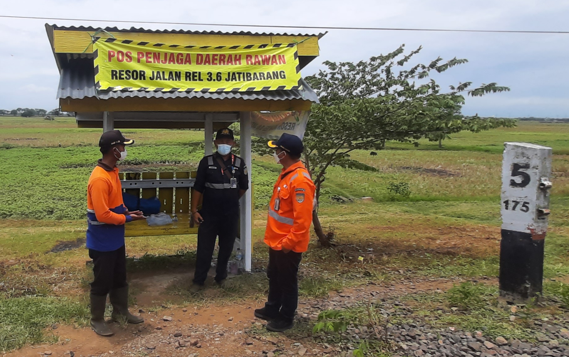 Siaga 24 Jam, PT KAI Daop 3 Cirebon  Bangun Pos Penjagaan di Daerah Rawan Bencana