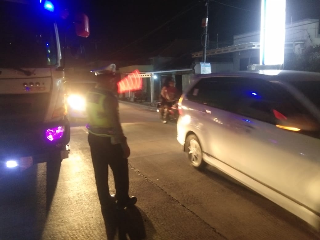 Antisipasi Macet Parah Imbas Perbaikan Jalan di Pantura Losarang, Polisi Siaga Atur Lalu Lintas