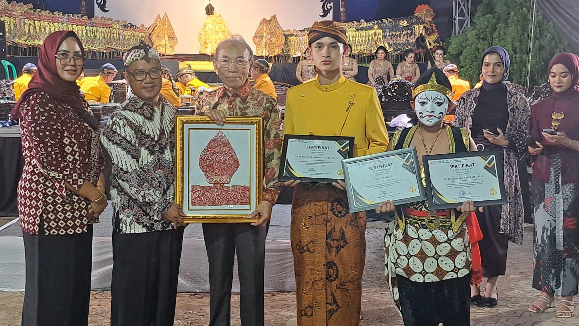 Pentas Wayang Kulit Unindra PGRI Jakarta di Haurgeulis: Dalang Milenial Ki Herjuno Pramareza Memukau Penonton