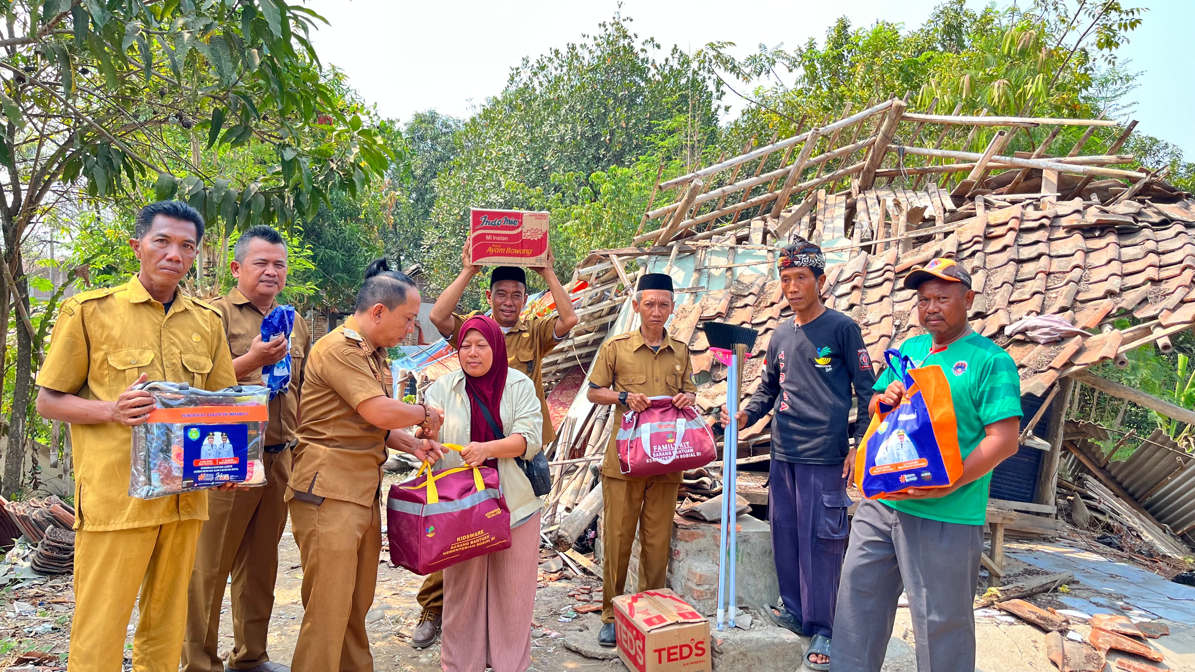 Pemdes Jatibarang Baru Salurkan Bantuan dari Dinsos untuk Warga Korban Rumah Ambruk