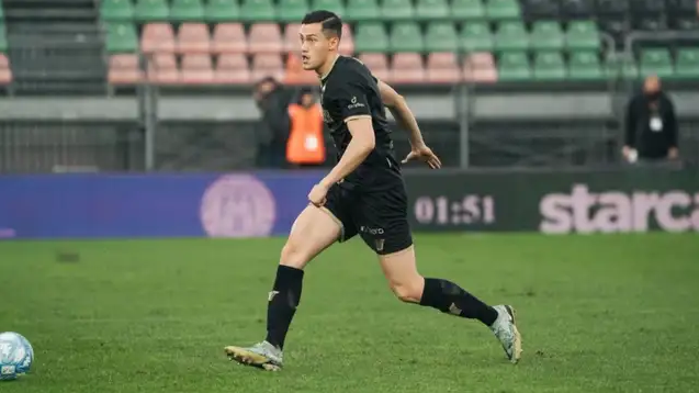 Bikin Penonton Terpukau dan Buat Momen Bersejarah! Idzes Kokohkan Lini Belakang dan Cetak Rekor di Serie A!