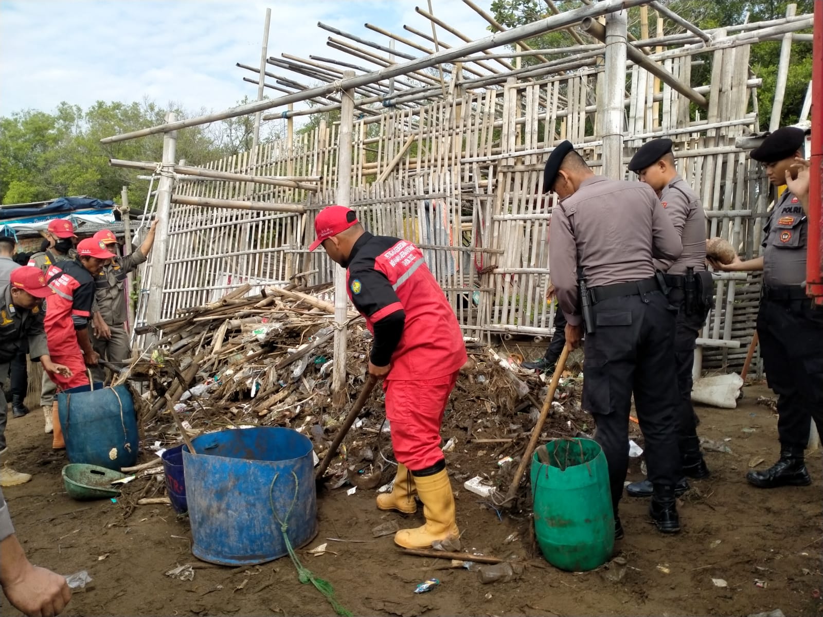 Anggota Polres Indramayu Bersihkan Pantai Karangsong, Terkumpul 4 Truk Sampah