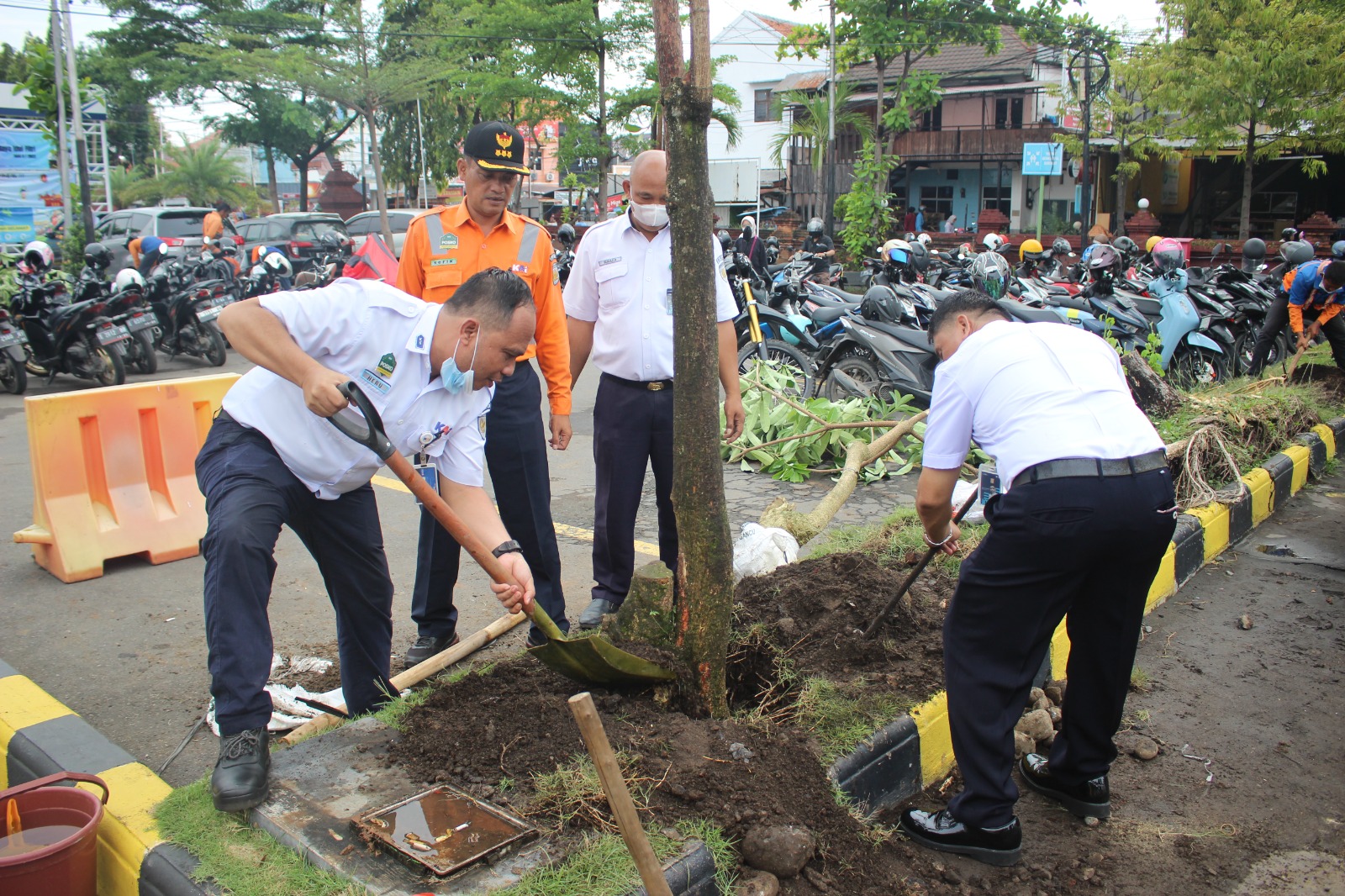 Peringati May Day, PT KAI Daop 3 Cirebon Sedekah Oksigen dengan Gerakan Penanaman Pohon