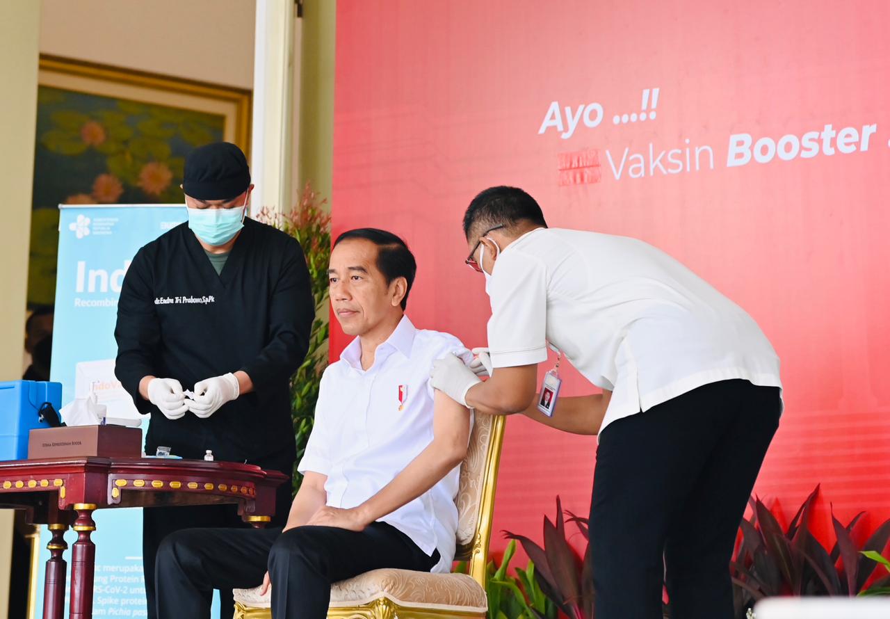 Ajak Masyarakat, Presiden Jokowi Suntik  Vaksin Booster ke 2