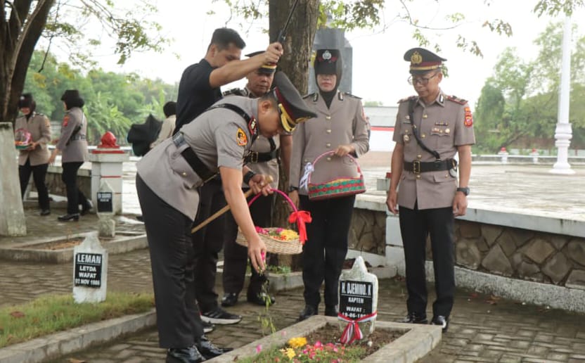 Sambut Hari Bhayangkara ke-79 Jajaran Polres Indramayu Ziarah ke Makam Pahlawan 