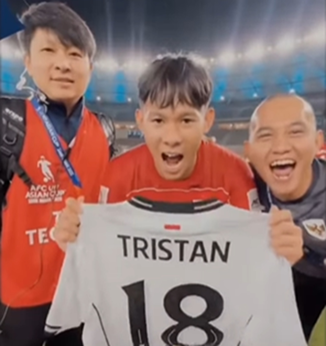 Salut! Tristan Ibrahim Cedera, Pemain dan Pelatih Timnas U-17 Angkat Jersey Untuk Tunjukkan Solidaritas !