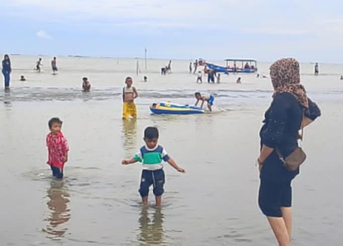 Momen Liburan Tahun Baru 2026, Pantai Kasih Karangsong Tetap Jadi Pilihan