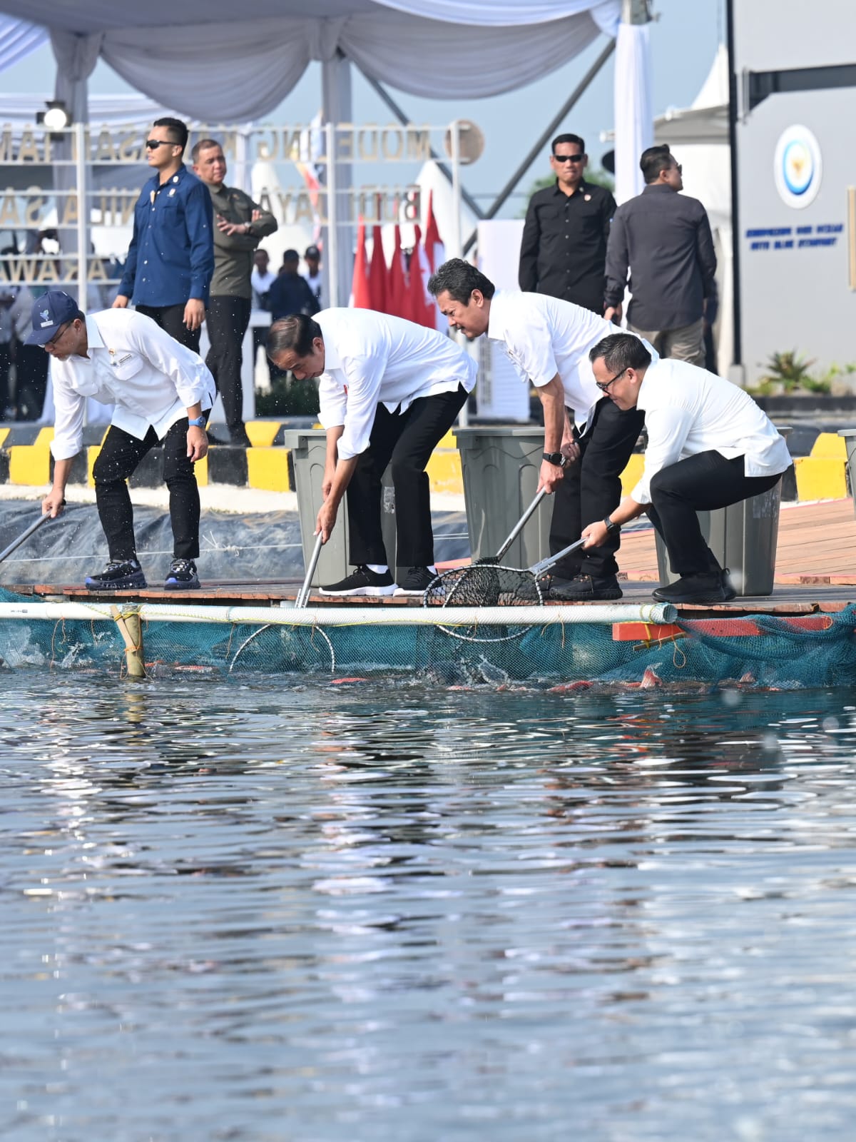 Presiden Jokowi Didampingi Pj Gubernur Bey Machmudin Resmikan Modeling Budidaya Ikan Nila Salin