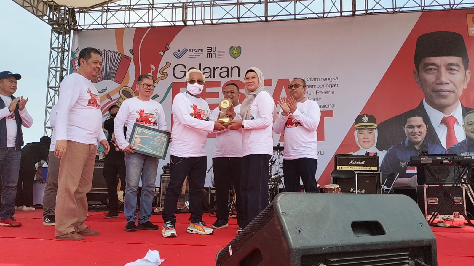 Peduli dengan Pekerja Migran Indonesia, Bupati Nina Diganjar Penghargaan Aspataki Award 