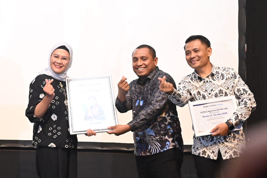 Bupati Nina Raih Penghargaan Person of The Year Radar Cirebon Group
