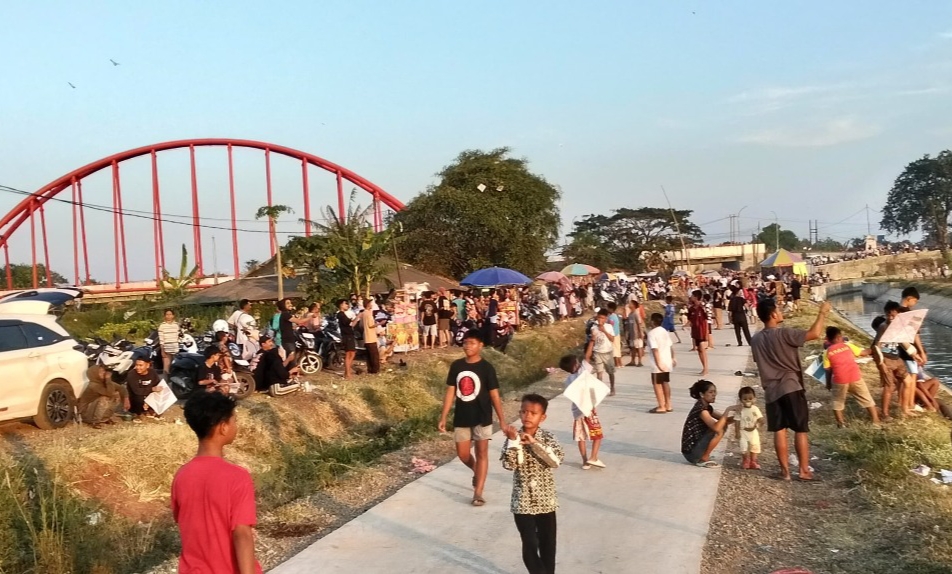 Jembatan Terusan di Sore Hari: Antara Layangan, Jajanan, dan Sampah