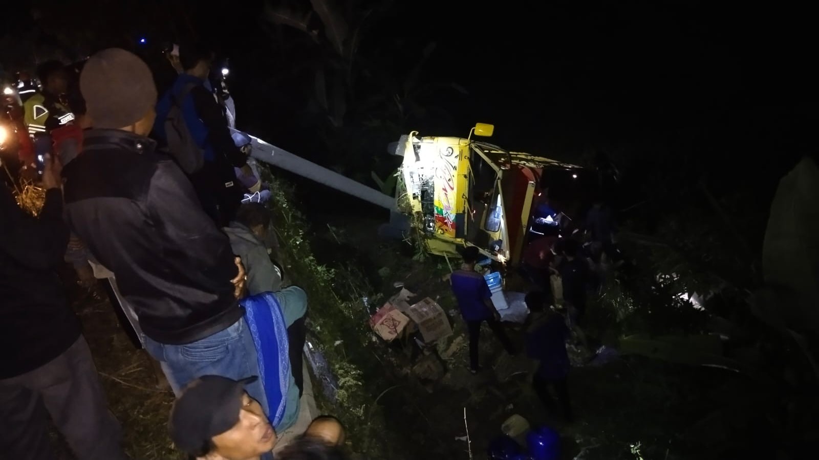 Truk Sembako Gagal Nanjak Lalu Terguling ke Jurang di Jalintim	
