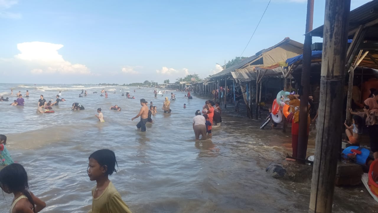 Tidak Peduli Air Laut Pasang, Ribuan Wisatawan Padati Objek Wisata Pantai