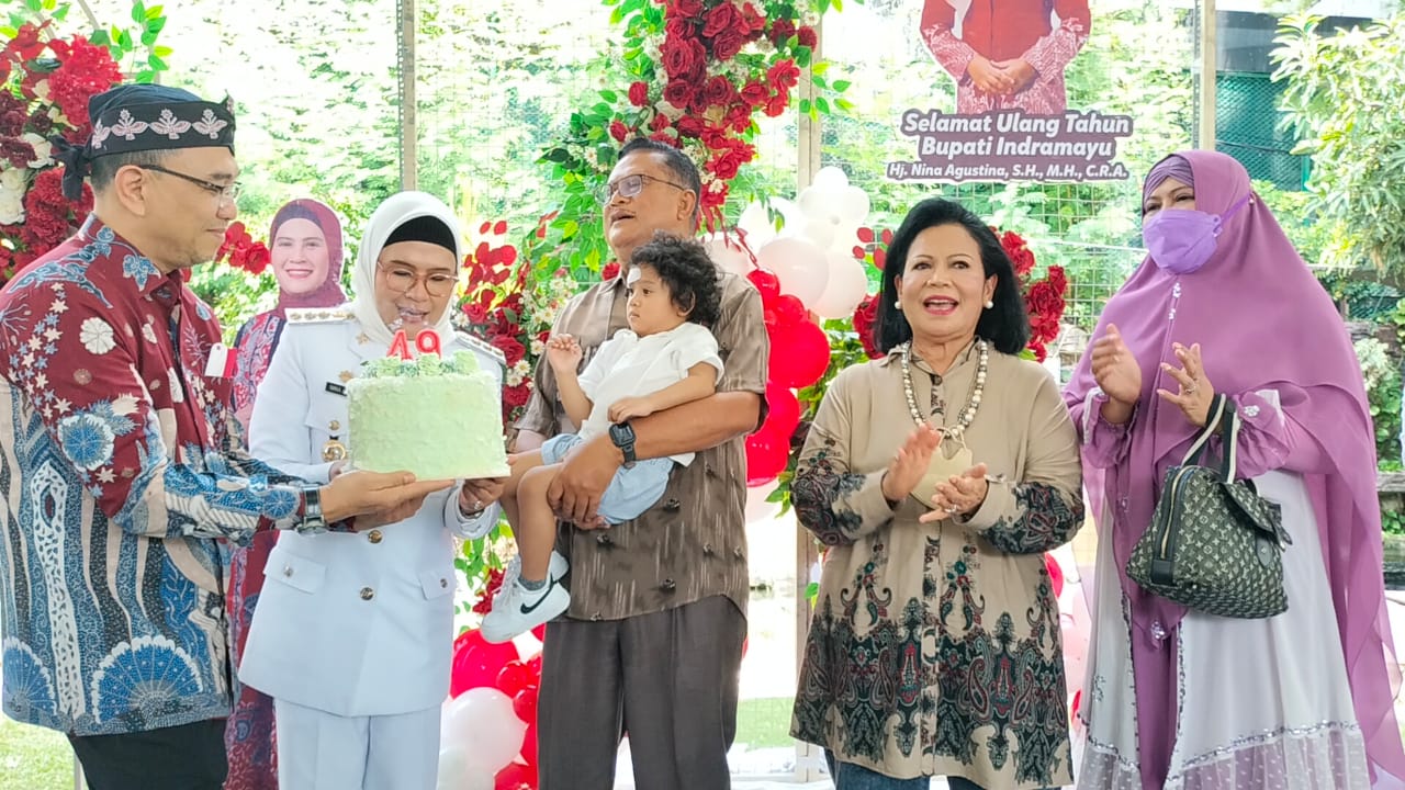 Bupati Nina Menangis Terharu di Hari Ulang Tahun, Dihadiri Kedua Orang Tua