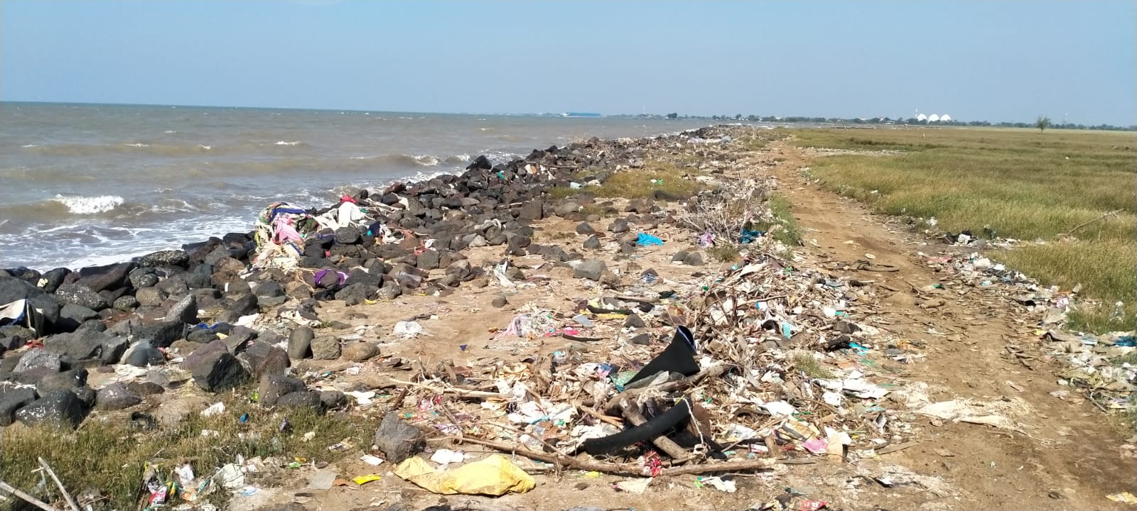 Sampah Cemari Pesisir Pantura, Ancam Mata Pencaharian Nelayan