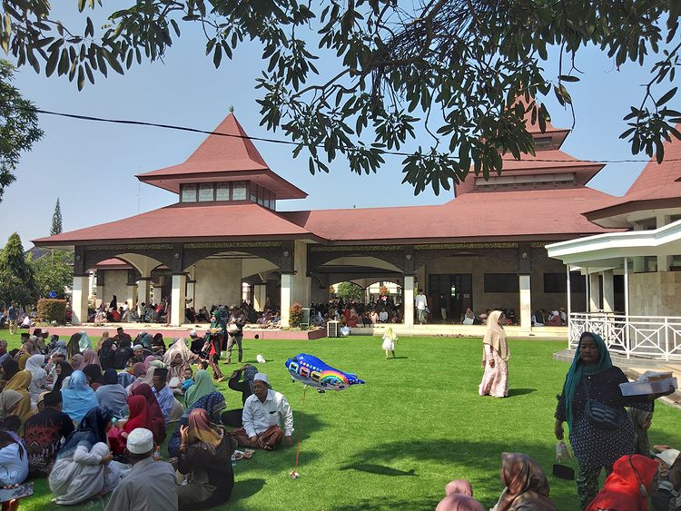 Rumput Sintetis Masjid Agung Indramayu Dibeli Dari Importir di Bogor