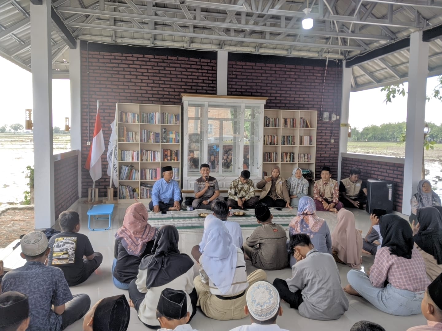 Keluarga OMOJ Gandeng Perpustakaan S16 Adakan Santunan Anak Yatim Piatu di Widasari 