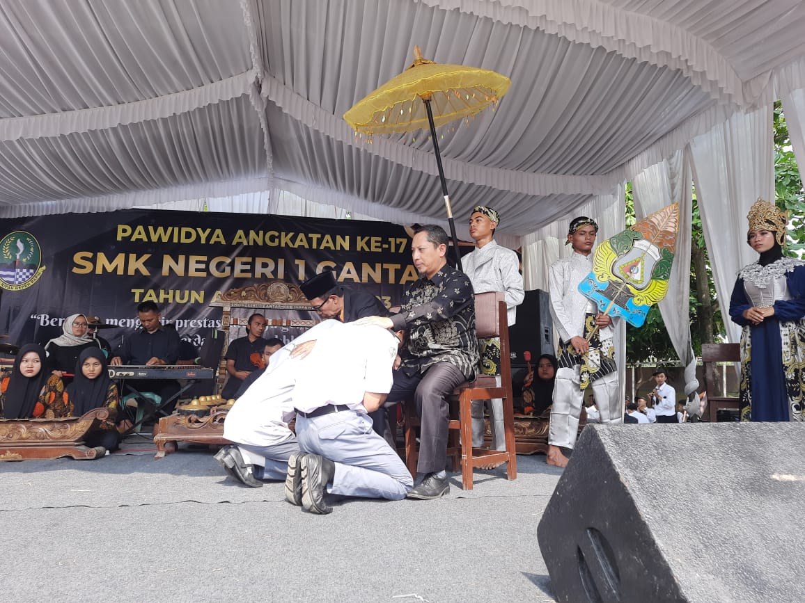 Haryono Suhendro Beri Pesan Moral Lulusan SMKN 1 Gantar Kuat Hadapi Masa Sulit