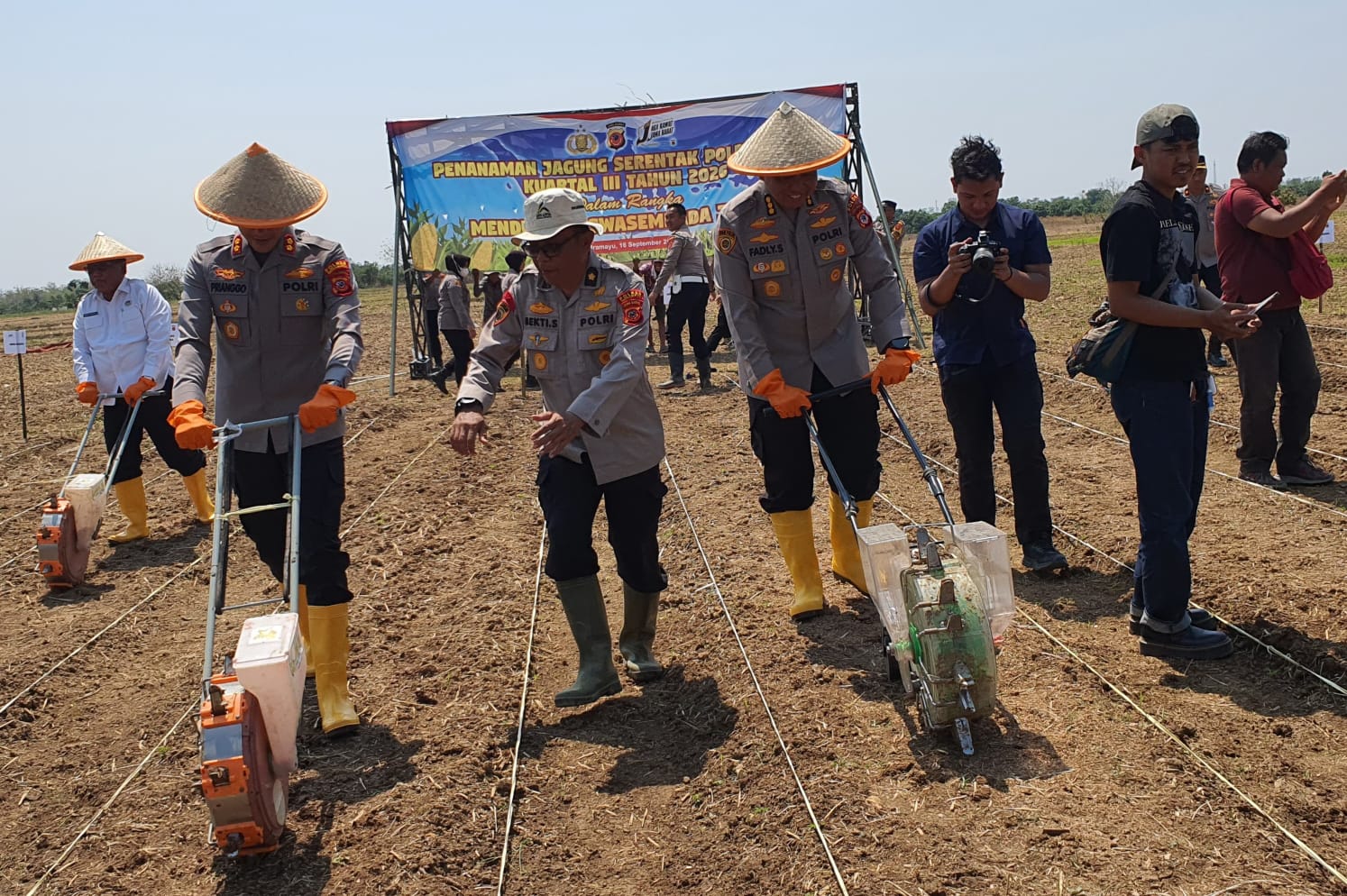 Swasembada Pangan, Polda Jabar dan Polres Indramayu Gelar Tanam Jagung Serentak di Gantar