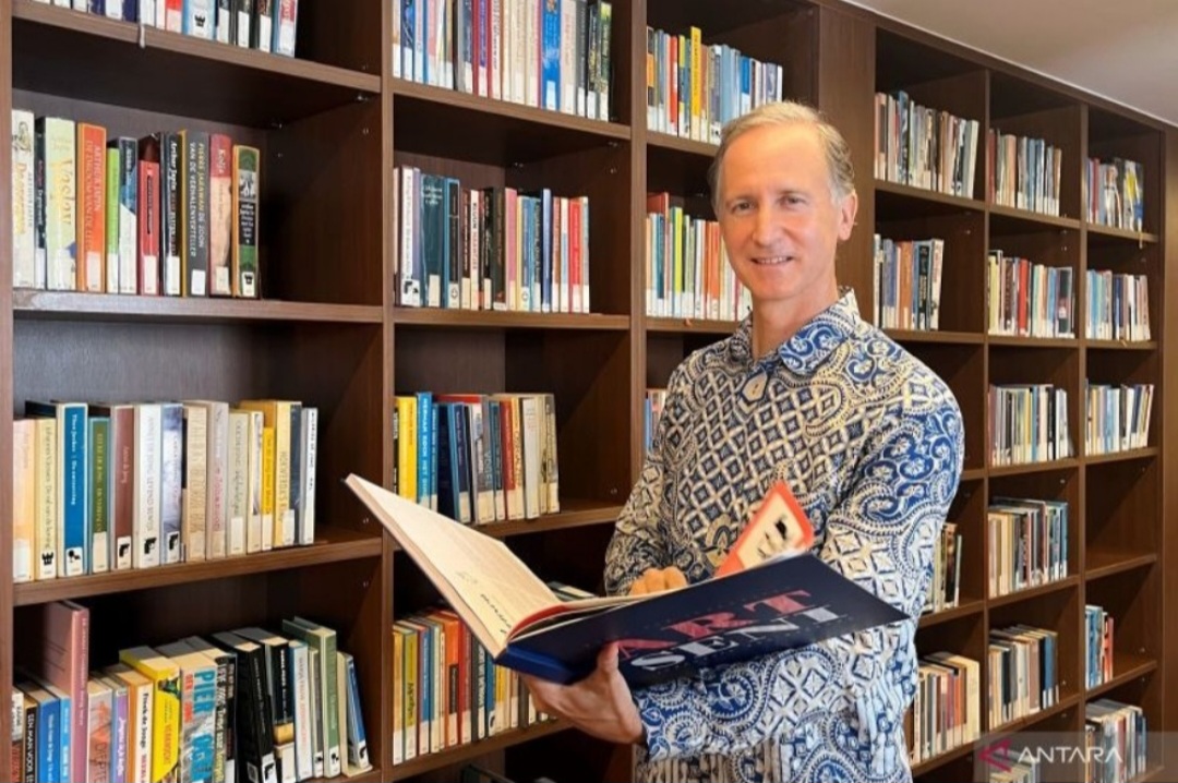 Duta Besar Belanda Terkagum Dengan Seni Batik Cirebon, Coba Langsung Pakai Canting!