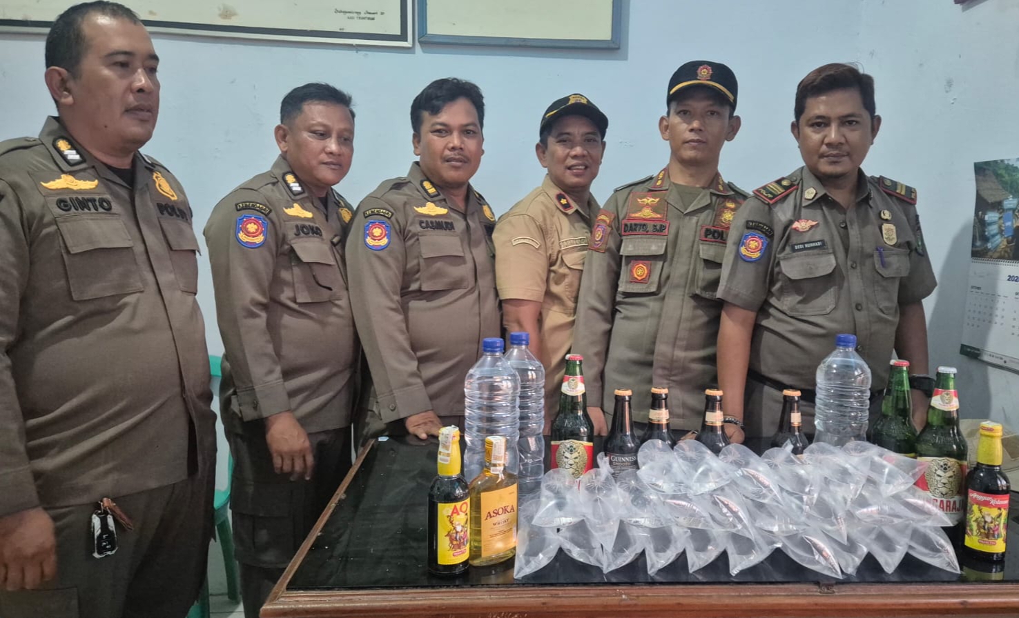 Razia Gabungan Pemcam Sukagumiwang dan PPNS Berhasil Sita Puluhan Mihol