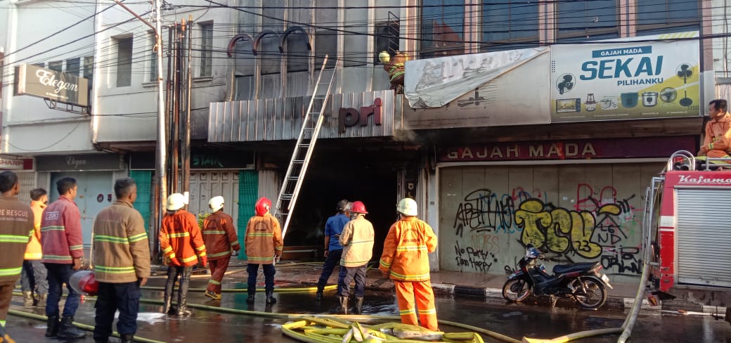 Kebakaran Ruko yang Jual Kain dan Pakaian di Jalan Pasuketan Ludes Dilalap Api