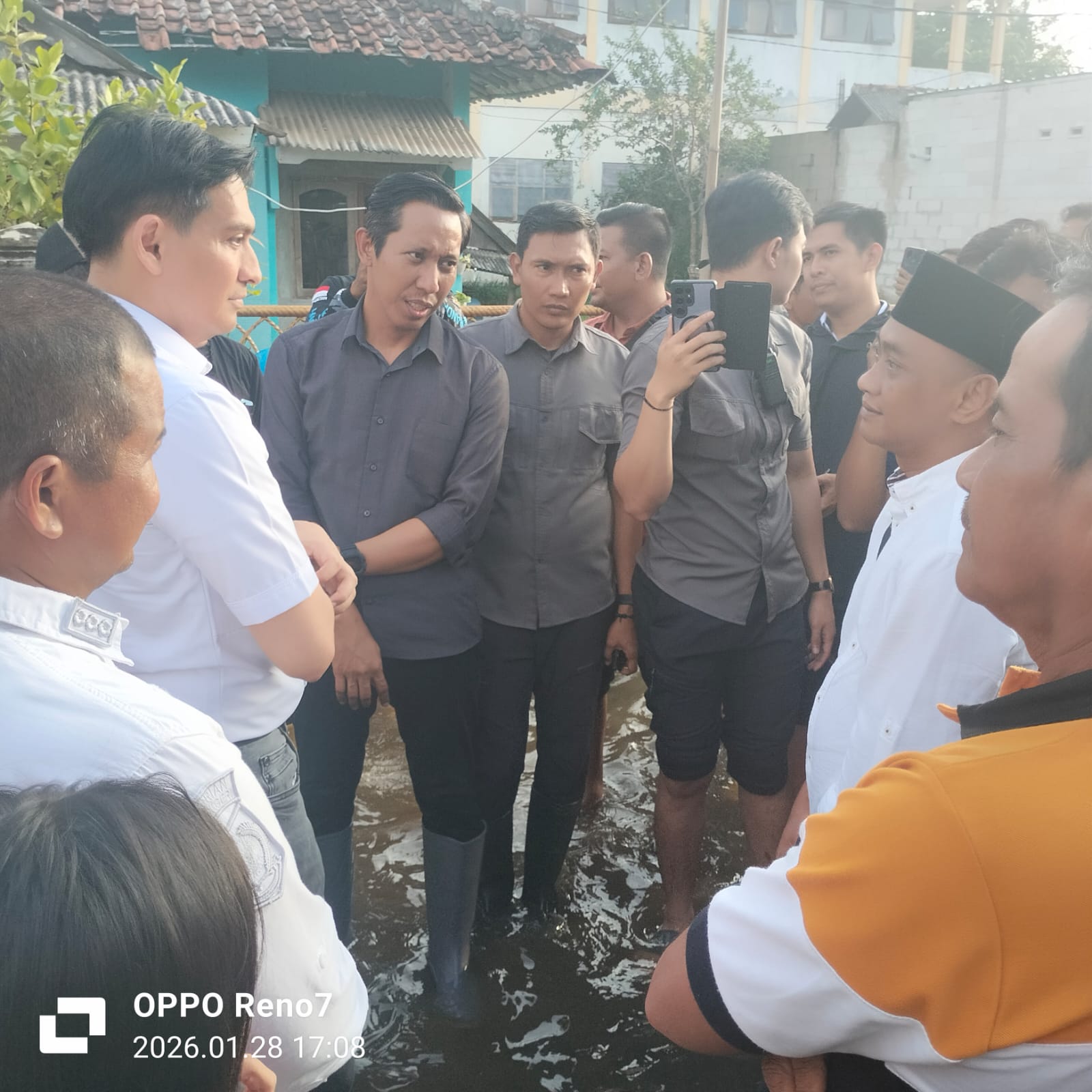 Dampak Banjir, Bupati Lucky Ingatkan Warga Segera Bongkar Bangunan Liar 