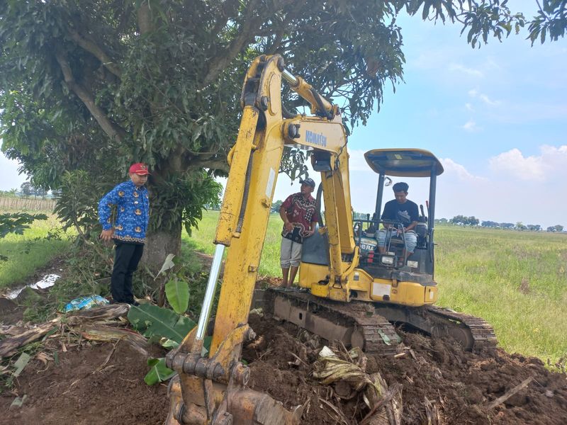 Bupati Nina Kirimkan Eskavator, Penuhi Keinginan Petani Desa Kedokanbunder Wetan