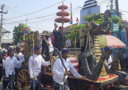 Adat Sedekah Bumi Warga Desa Jatibarang Berlangsung Meriah