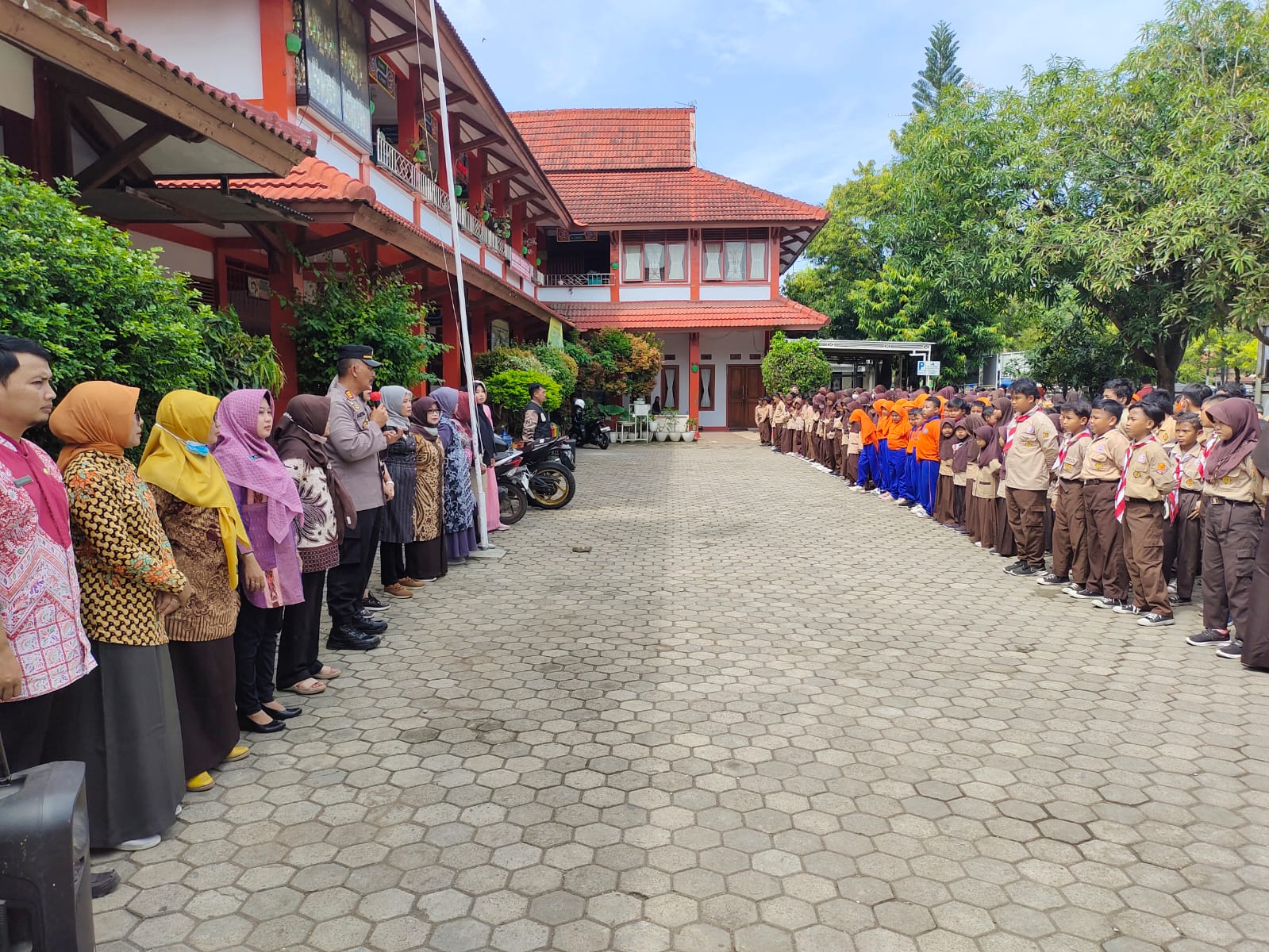 Sat Binmas Polres Indramayu Sambangi Sekolah  Ada Apa