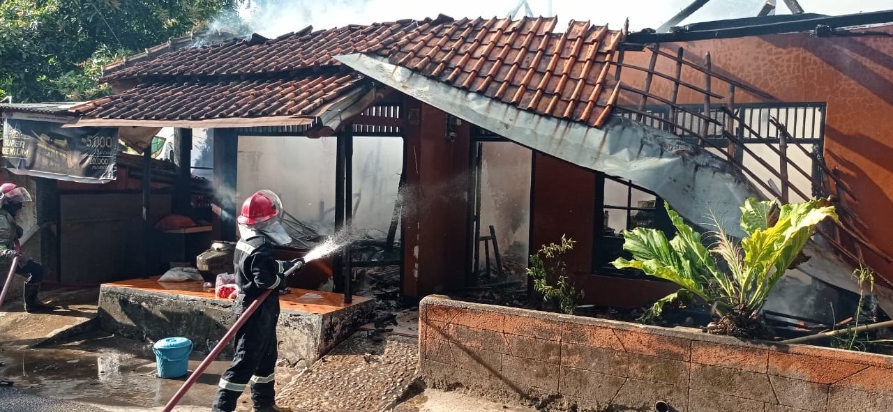 Warung Merangkap Rumah Terbakar di Astanajapura