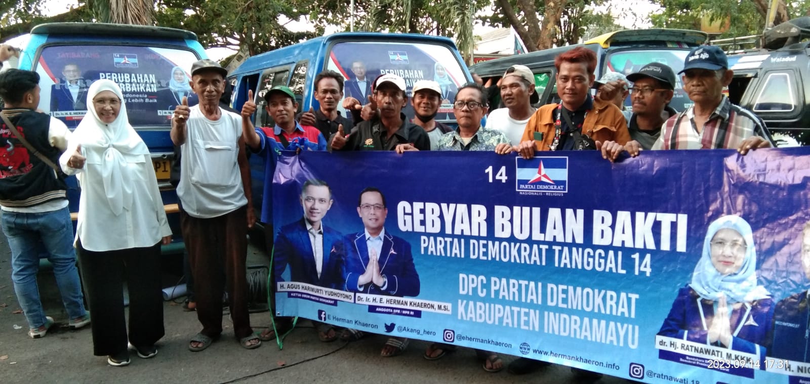 Bulan Bakti Partai Demokrat, Hj Ratnawati Bagikan Ratusan Paket Sembako