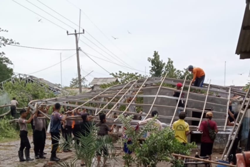 Angin Puting Beliung Terjang Desa Pabean Ilir, Puluhan Rumah Rusak