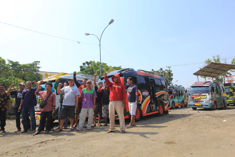 Ratusan Sopir Angkutan Umum di Indramayu Mogok  Operasi, Tuntut Penetapan Tarif Baru Pasca Kenaikan Harga BBM