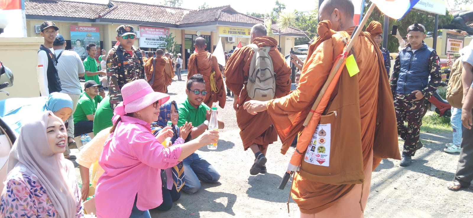 Warga  Indramayu,  Sambut Thudong 32 Bhiksu Jalan Kaki Dari Tahiland Menuju Borobudur 