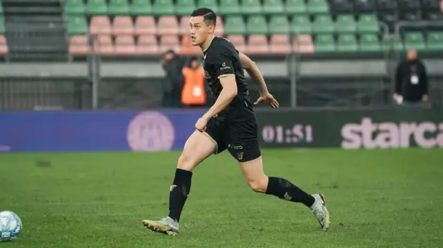 Berhasil Kalahkan Penyerang Lecce, Jay Idzes Jadi Raja Blok di Italia Dengan Akurasi Umpan 90%!