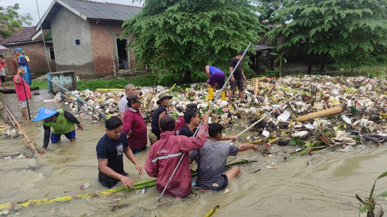 Akibat Diterjang Banjir dan Sampah, Jembatan Kalimangsetan Putus