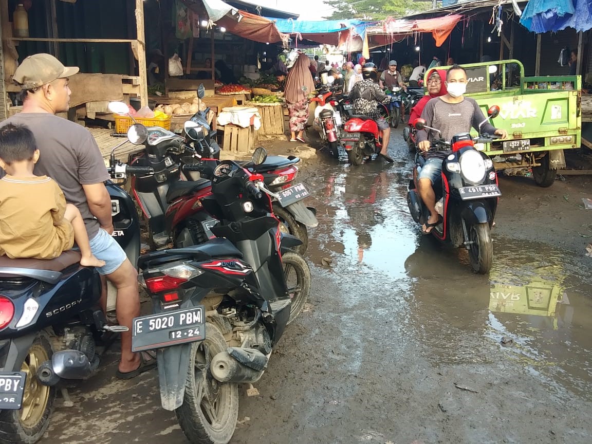 Banjir saat Turun Hujan, Parkir Tidak Teratur di Pasar Karangampel