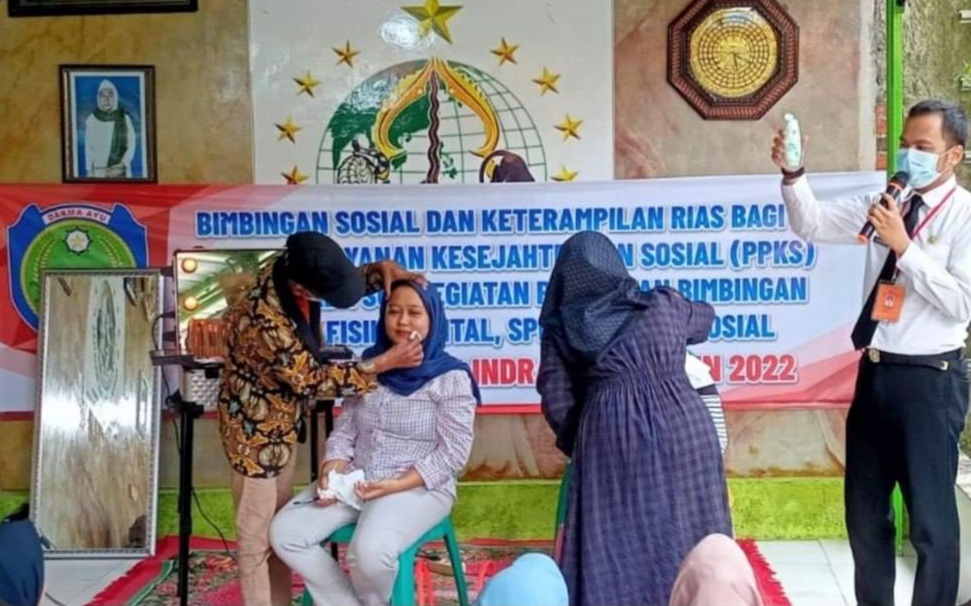 Program Peri, Puluhan Warga Ikuti Pelatihan Rias Wajah