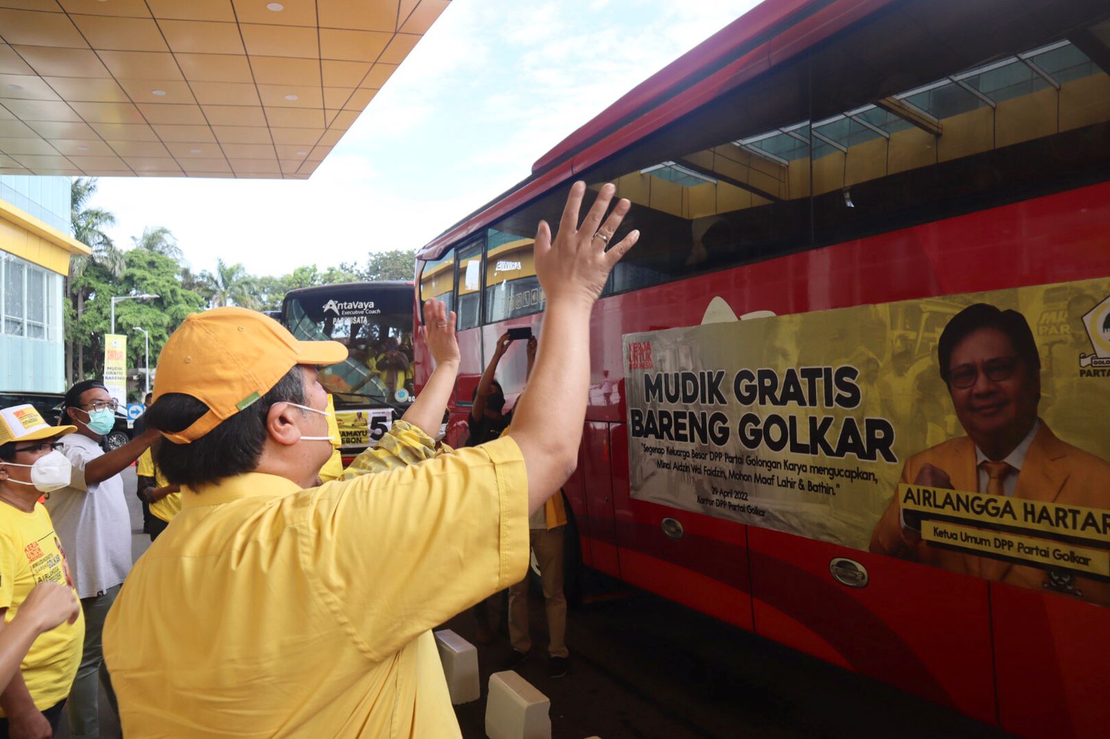 Menko Airlangga Lepas 20 Bus Program Mudik Gratis Partai Golkar