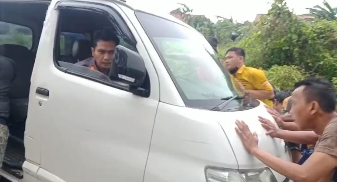 Mobil Terperosok di Parit  Jl Pangeran Antasari, Begini Respons Cepan Polsek Depok