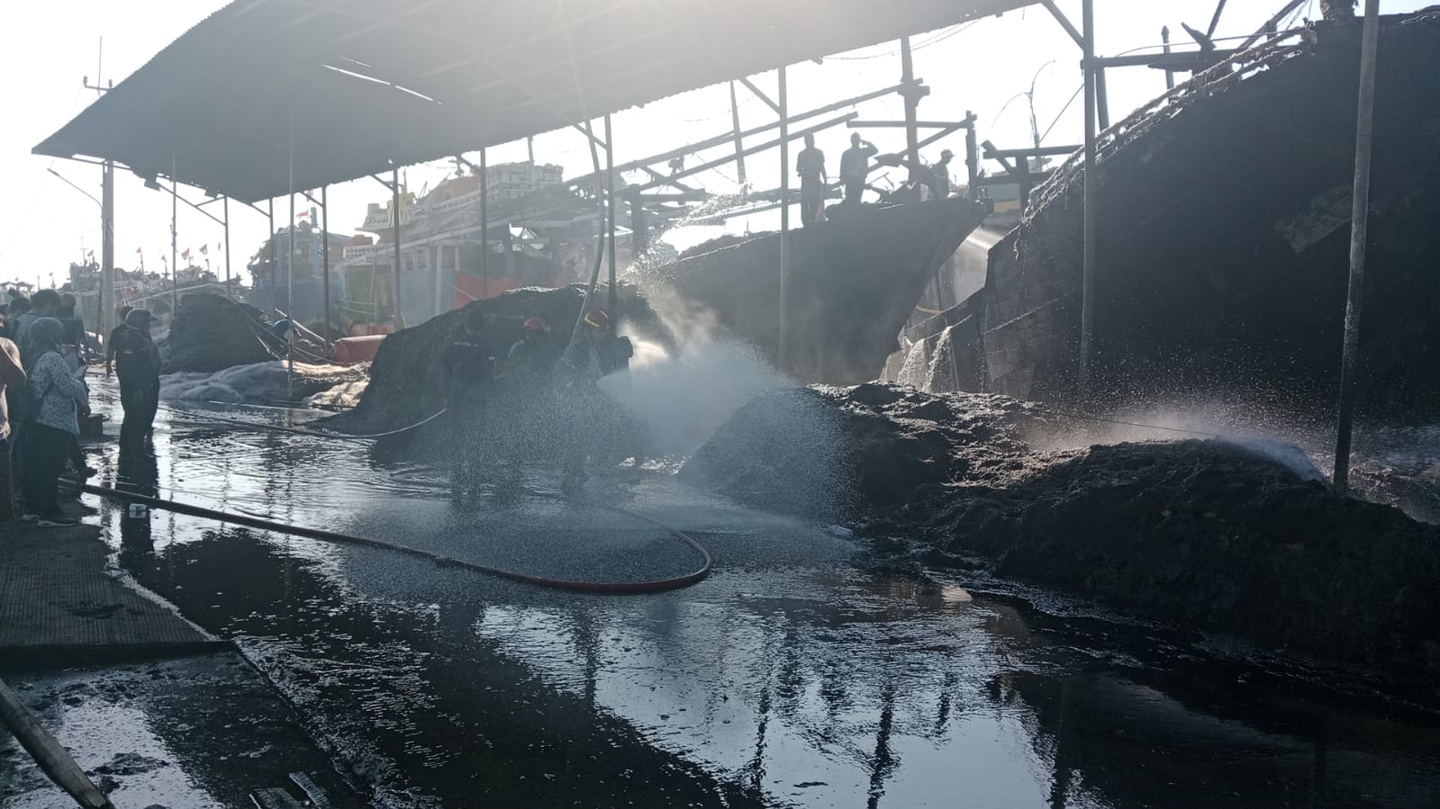 Kebakaran Besar di Pelabuhan Karangsong, 3 Kapal, Pajero, Motor dan Warung Ludes