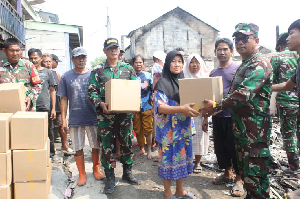 Kodim 0616/Indramayu Salurkan 20 Paket Sembako untuk Korban Kebakaran Rumah Nelayan di Eretan Wetan