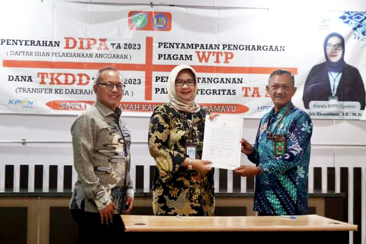Pemkab Indramayu dan KPPN Cirebon Serahkan DIPA Tahun Anggaran 2023 