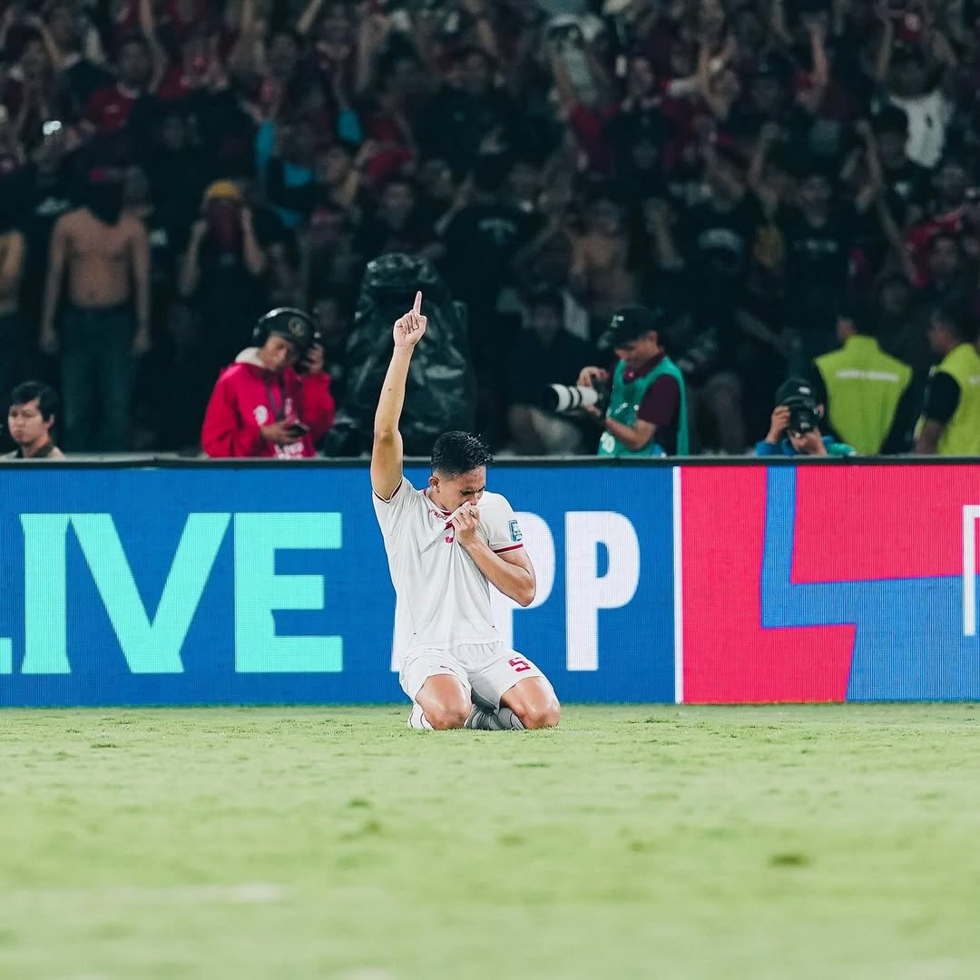 PATUT DITIRU! Adab Rizky Ridho Setiap Minum Selalu Sambil Jongkok di Tengah Laga Timnas Indonesia