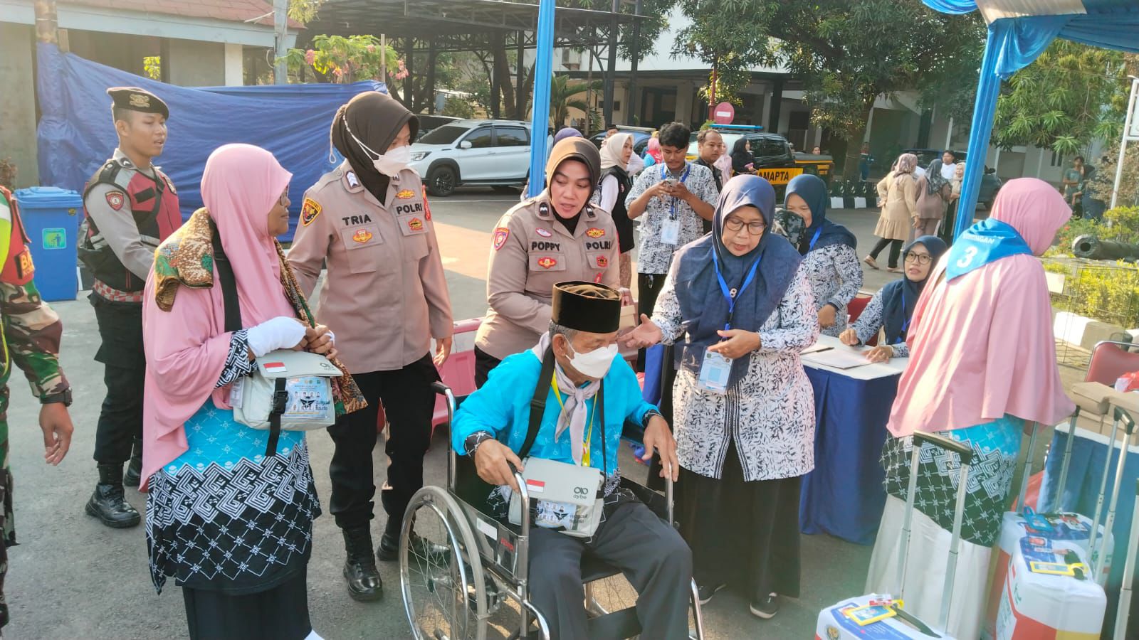 Personel Polres Indramayu Bantu Jemaah Haji Indramayu