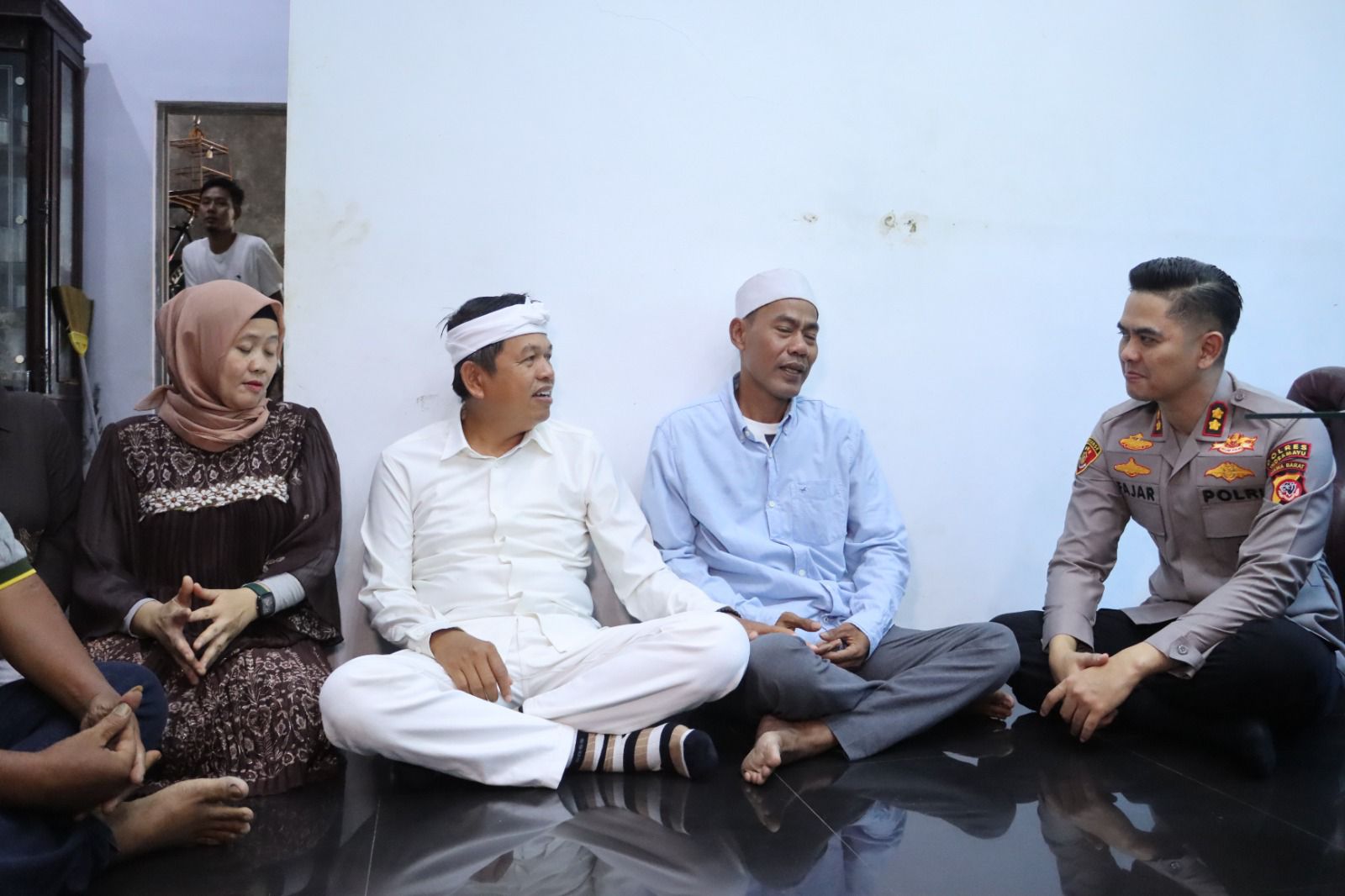 Beri Dukungan Moral, Gubernur Dedi Mulyadi Kunjungi Rumah Keluarga Almarhumah Putri Apriyani 